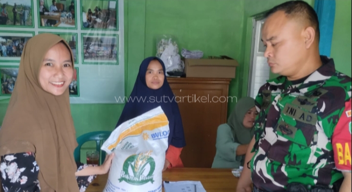 Pastikan Bantuan Tepat Sasaran, Babinsa Nagrak Cisaat Dampingi Penyaluran Bantuan Beras 10 Kg