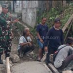 Ringankan Warga Binaan, Babinsa Kebonmanggu Bantu warga Perbaiki Jalan Gang