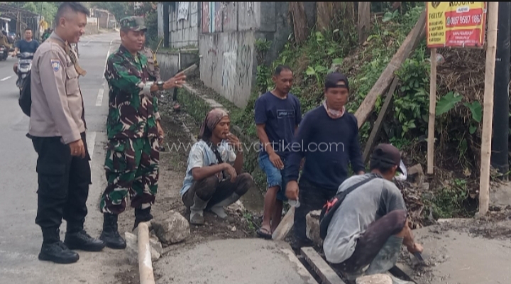 Ringankan Warga Binaan, Babinsa Kebonmanggu Bantu warga Perbaiki Jalan Gang