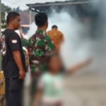 Basmi Sarang Nyamuk, Babinsa Sukasari Dampingi Kegiatan Fogging