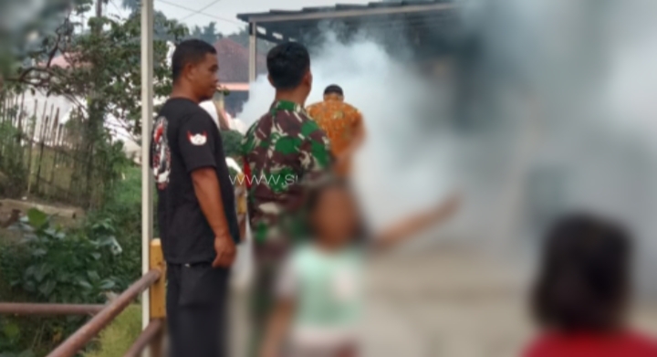 Basmi Sarang Nyamuk, Babinsa Sukasari Dampingi Kegiatan Fogging