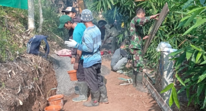 Upaya Menjaga Fasilitas Umum, Babinsa Selajambe Bantu warga Perbaikan Jalan