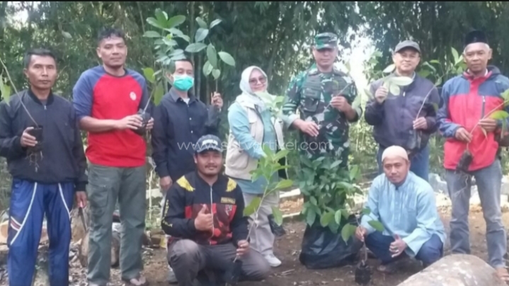 Dukung Penghijauan Di Wilayah Binaan, Babinsa Sukamaju Koramil 0607-09/Cisaat Bersama Warga Tanam Pohon