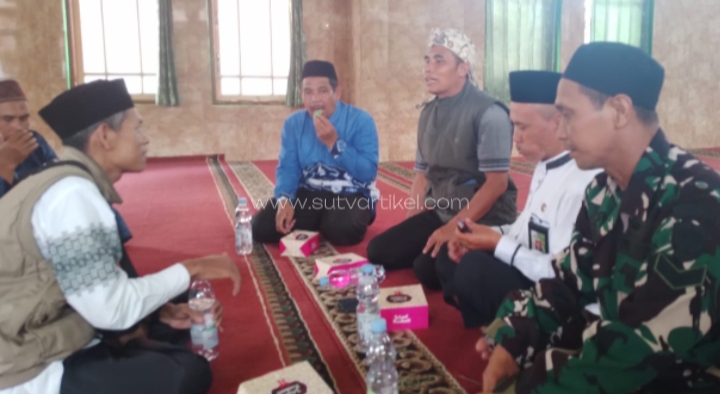 Bersama Camat, Babinsa Kadudampit komsos dengan toga diwilayahnya