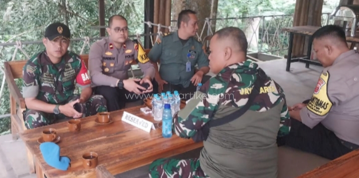 Sinergitas TNI/Polri Pastikan Keamanan dan Kenyamanan Masyarakat di Tempat Wisata.