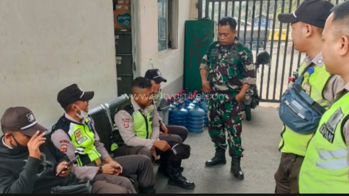 Komsos Dengan Anggota Satpam PT SCG Semen Jawa, Babinsa Sirnaresmi Himbau Tingkatkan Keamanan