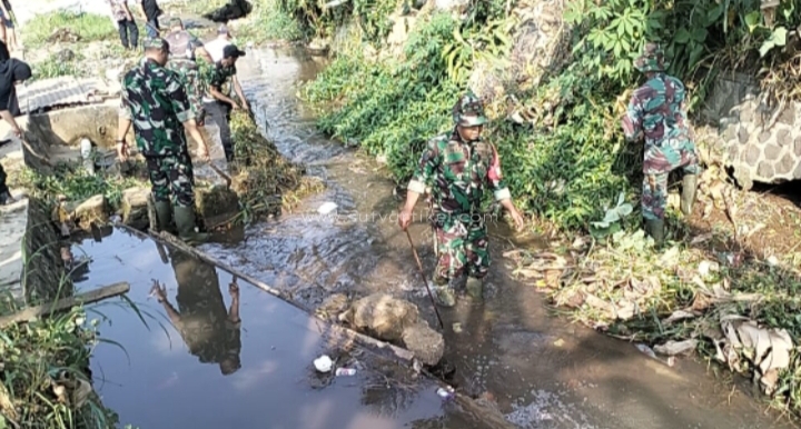 Koramil 0607-04/Kota Sukabumi Utara Melaksanakan Karya Bakti Bersihkan Sungai Ciaul