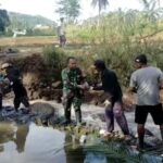 Babinsa Desa Gunungguruh Bersama Masyarakat Kerja Bakti Bersihkan Sungai Mencegah Terjadinya Banjir