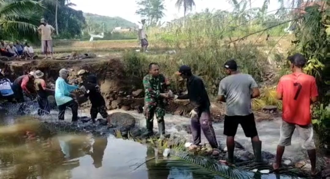 Babinsa Desa Gunungguruh Bersama Masyarakat Kerja Bakti Bersihkan Sungai Mencegah Terjadinya Banjir