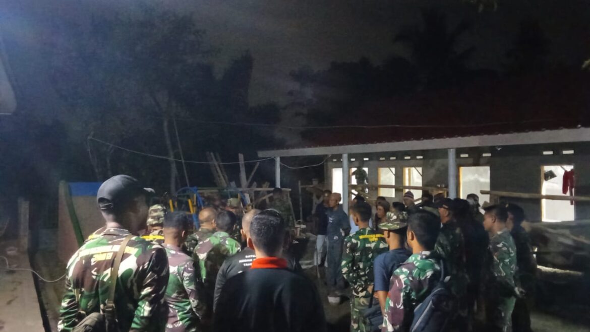 Kerja lembur Pada sasaran Fisik TMMD ke 121 Kodim 0622/Kab Sukabumi, guna wujudkan mimpi Pelajar Anak Usia Dini (PAUD) Mekar Melati yang ingin punya bangunan sekolahnya menjadi bagus