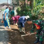 Peduli Kebersihan Lingkungan, Babinsa Gunungjaya Bersama Warga Bersihkan Bahu Jalan