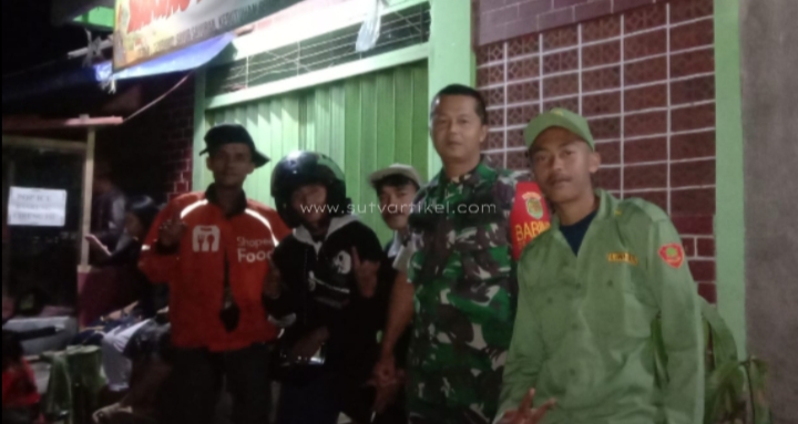 Jaga Keamanan Wilayah, Babinsa Sukaresmi Koramil 0607-09/Cisaat Lakukan Patroli dan Komsos Malam