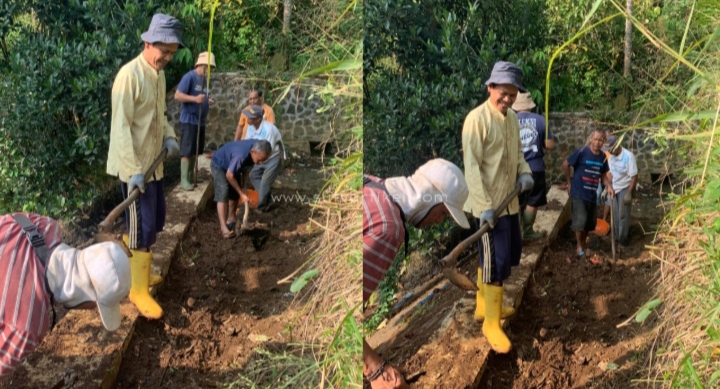 Kades Cikujang Bersama Petani Kerja Bakti Bersihkan Tumpukkan Tanah di Selokan Leuwi Loa