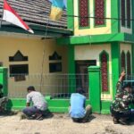 Menjelang HUT RI ke-79 Satgas TMMD ke 121 Kodim 0622/Kab. Sukabumi bersinergi dengan masyarakat membersihkan rumah Ibadah