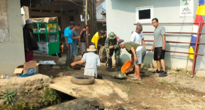 Kompak, Babinsa Desa Gunungguruh Bersama Warga Bersihkan Got Saluran Air