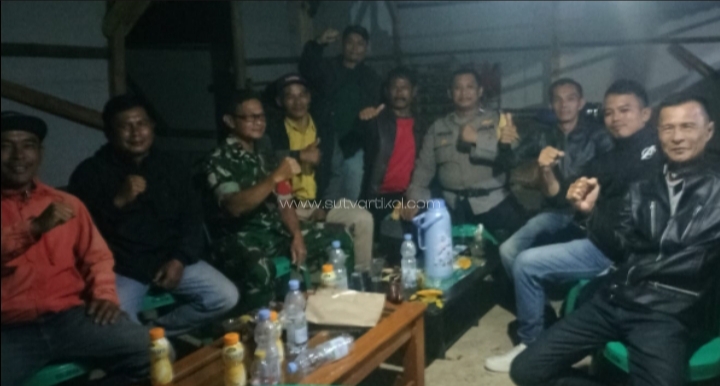 Babinsa Padaasih bersama Bhabinkamtibmas patroli wilayah dan komsos dengan remaja desa