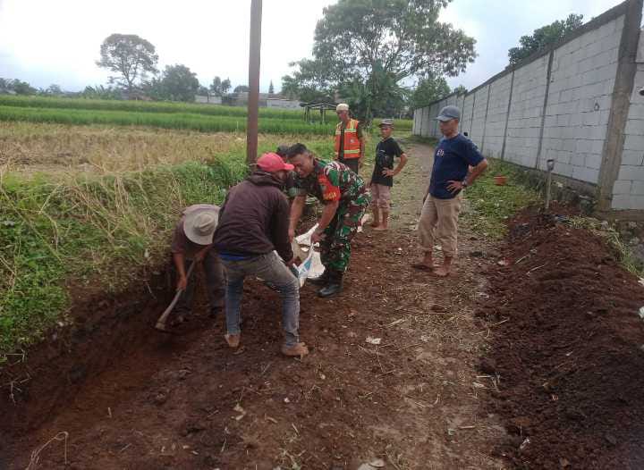 ​Babinsa Sukamanis Bersama Warga Laksanakan Karya Bakti Bersihkan Jalan Lingkungan