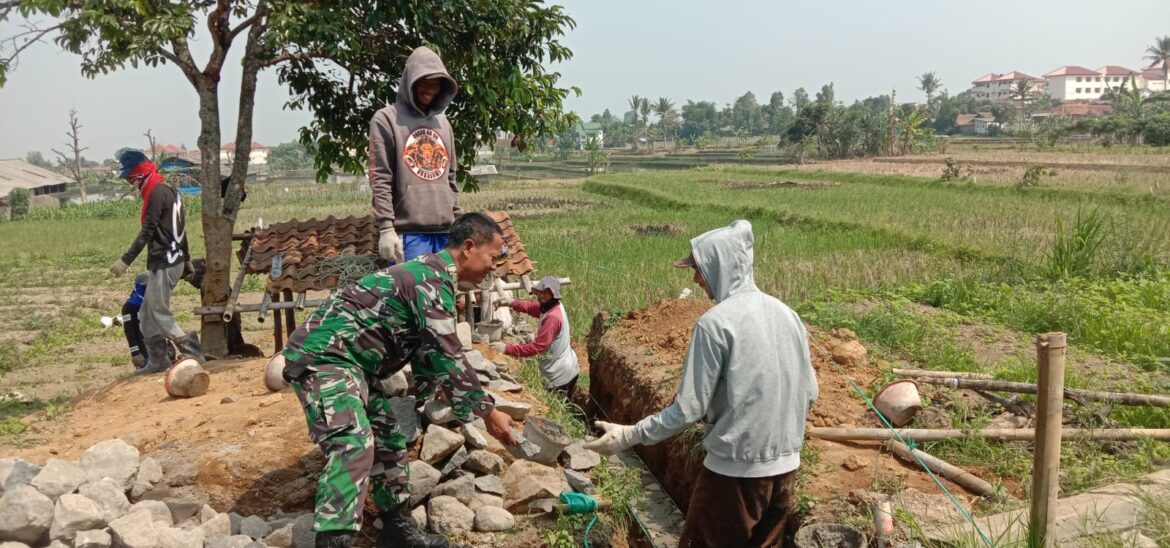 Babinsa Gunungjaya Bersama Warga Gotong Royong Bangun Irigasi Untuk Sawah