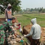 Babinsa Gunungjaya Bersama Warga Gotong Royong Bangun Irigasi Untuk Sawah