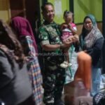 Peduli Perkembangaan Balita Stunting, Babinsa Gunungjaya ikut Bagikan Makanan Tambahan