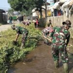 Karya Bakti Babinsa Kelurahan Cisarua Koramil 0607-04/Kota Sukabumi Utara Bersama Warga Bersihkan Sampah Disungai Cibuluh