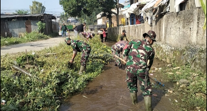 Karya Bakti Babinsa Kelurahan Cisarua Koramil 0607-04/Kota Sukabumi Utara Bersama Warga Bersihkan Sampah Disungai Cibuluh