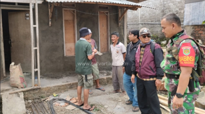 Babinsa Desa Nagrak, Monitoring Pembanguan Rutilahu Warga Penerima Manfaat