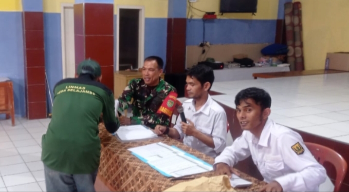 Jelang Pilkada Serentak Babinsa Selajambe Komsos dengan Linmas Tingkatkan Keamanan Wilayah