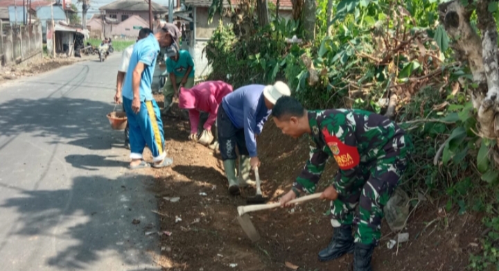 Babinsa Gunungjaya Bersama Warga Karya Bakti Bersihkan Selokan