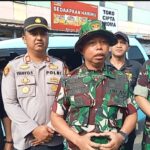 Dalam Rangka Menyambut HUT TNI Ke-79, Para Anggota Koramil Bersihkan Lingkungan Pasar Cisaat dan Bagikan Makanan Bergizi