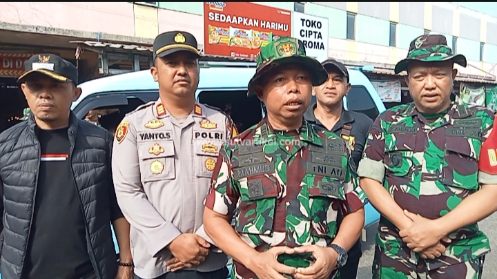 Dalam Rangka Menyambut HUT TNI Ke-79, Para Anggota Koramil Bersihkan Lingkungan Pasar Cisaat dan Bagikan Makanan Bergizi