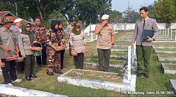 Peringati HUT Ke-46, KB FKPPI PC 1006 Kab Sukabumi Gelar Tabur Bunga di TMP Suryakencana Nyomplong Kota Sukabumi