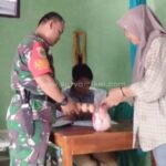 Peduli Stunting, Babinsa Desa Nagrak Dampingi Penyaluran Makanan Tambahan