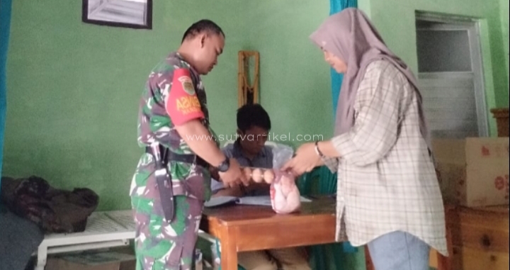 Peduli Stunting, Babinsa Desa Nagrak Dampingi Penyaluran Makanan Tambahan