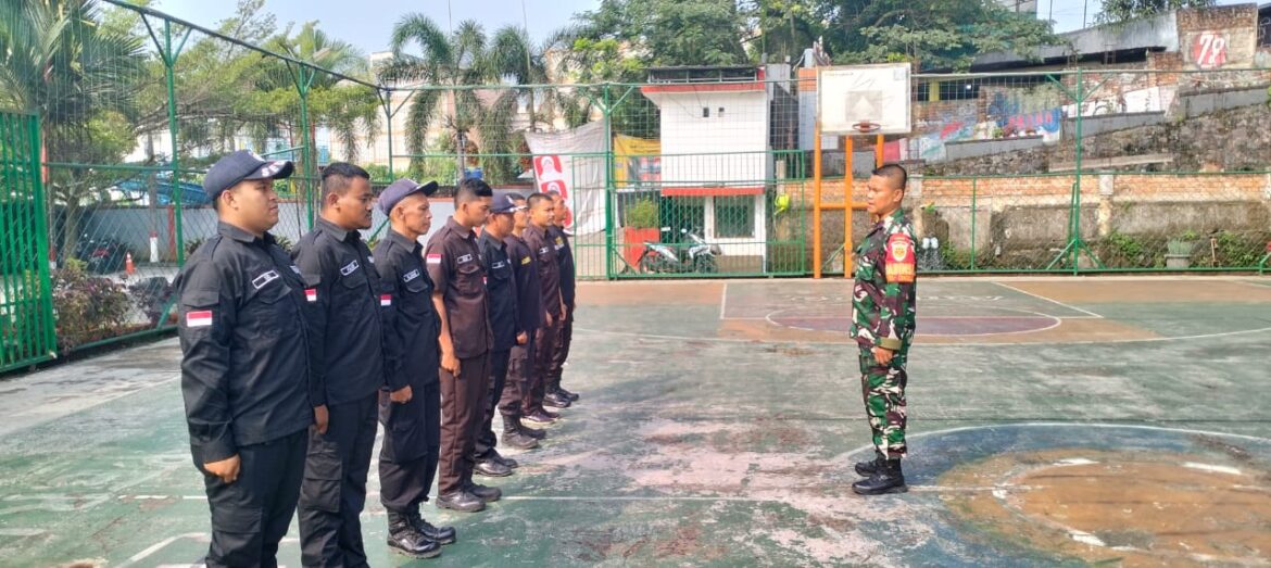 Babinsa Kel.Cikole Koramil 0607-04/Kota Sukabumi Utara Berikan Bintahwil Kepada Security Pasim