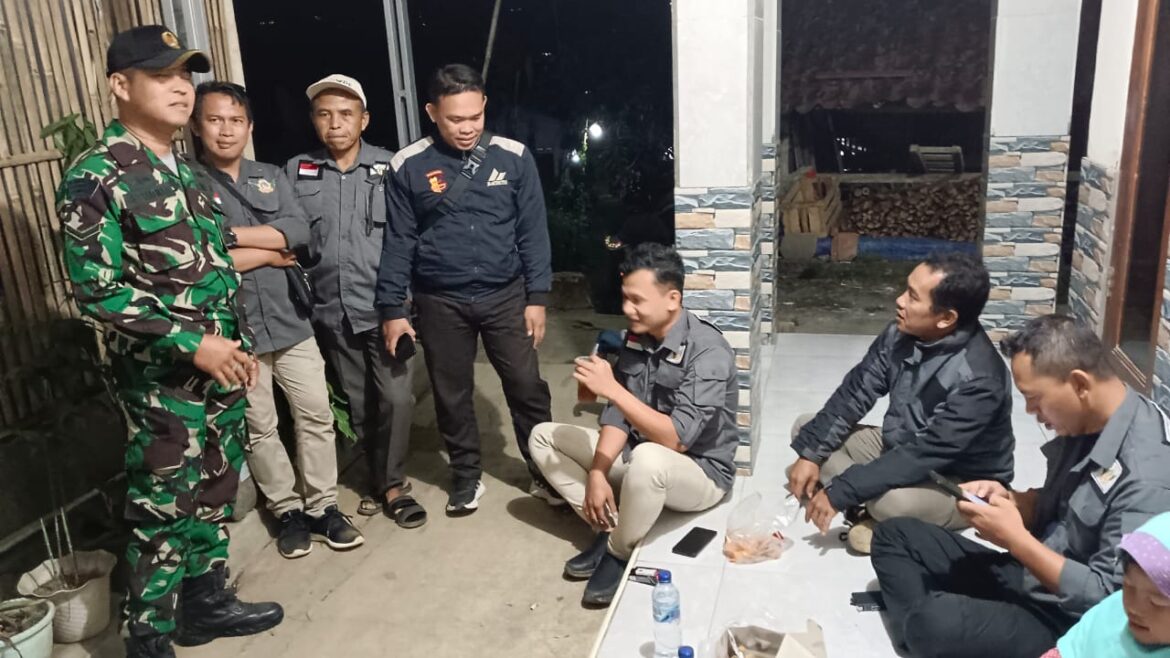 Cek Giat Siskamling, Babinsa Gedepangrango Lakukan Kontrol Ronda Malam Di Desa Binaan