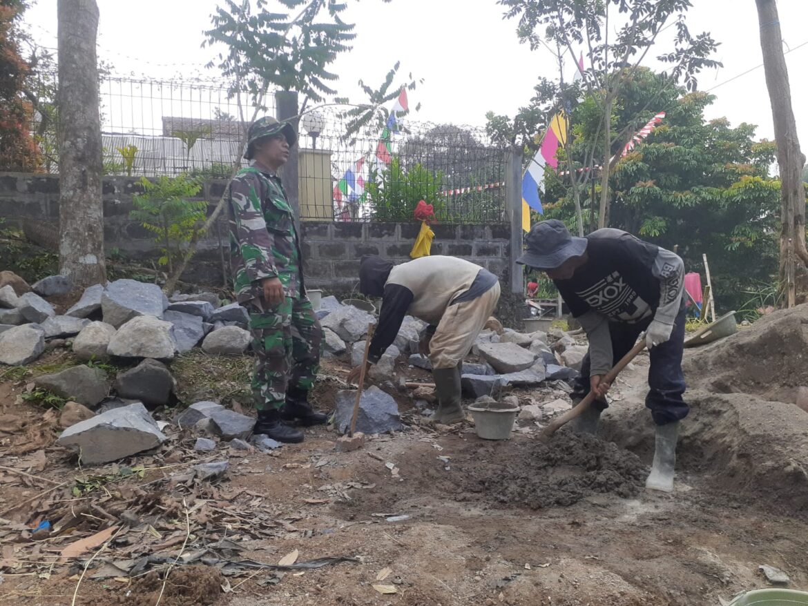 Babinsa Sukasari Koramil 09/Cisaat Bantu Perbaikan Saluran Irigasi