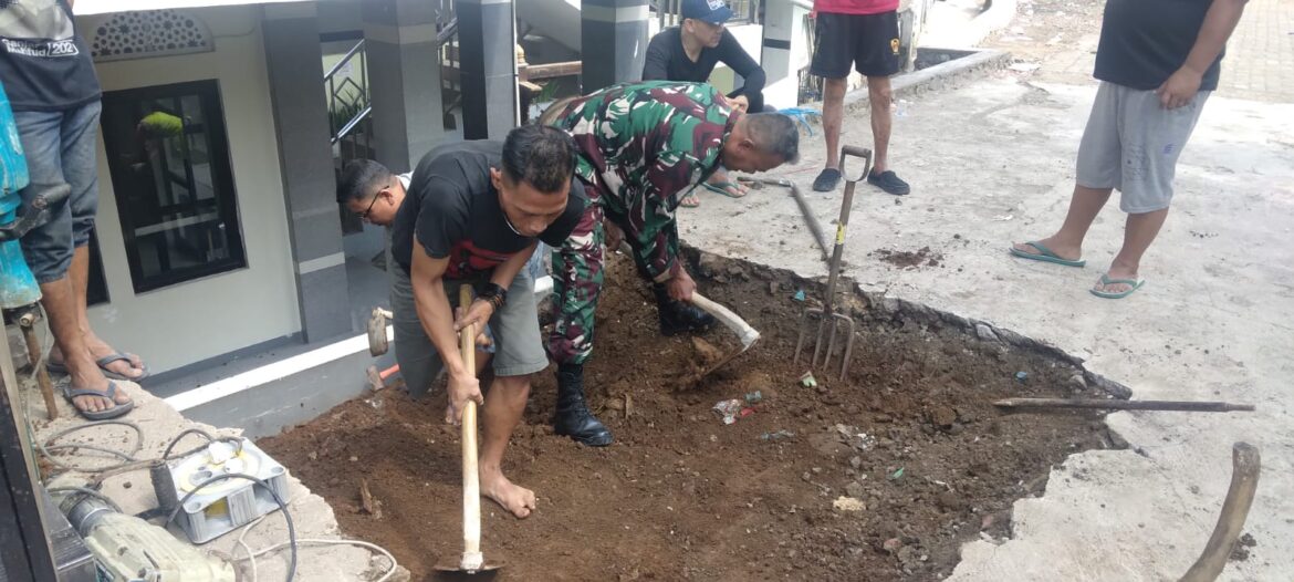 Babinsa Kelurahan Cisarua Bersama Warga Melaksanakan Kerja Bakti Pembuatan Tangga akses Jalan warga