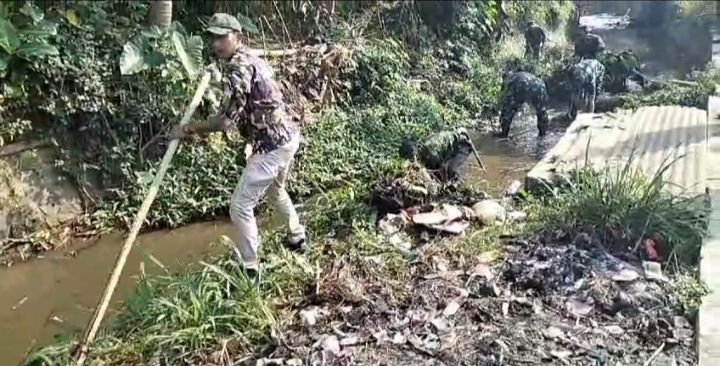 Kerja Nyata” Danramil Beserta Puluhan Anggota Koramil 0607-04/Kota Sukabumi Utara dibantu GM FKPPI Kerja Bakti Bersihkan Sungai