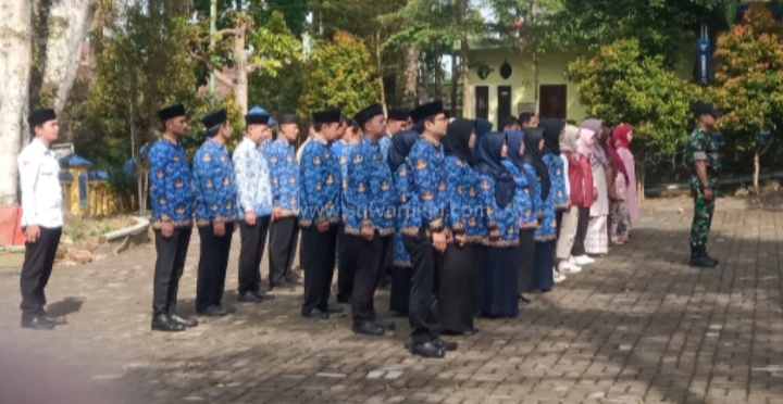 Hari Kesaktian Pancasila, Babinsa Gedepangrango Koramil 09/Cisaat Bertindak Sebagai Komandan Upacara Di Kecamatan Kadudampit