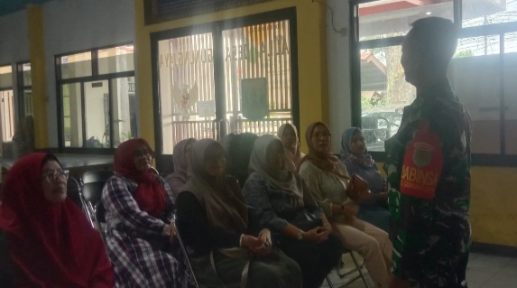 Babinsa Gunungjaya Beri Arahan Tentang Pola Hidup Sehat Kepada Ibu-ibu PKK Desa