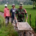 Babinsa Gunungguruh 09/Cisaat Bersama Warga Melaksanakan Kerja Bakti Pengurugan Jalan