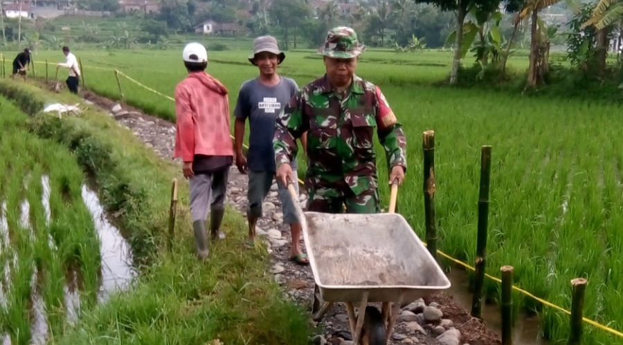 Babinsa Gunungguruh 09/Cisaat Bersama Warga Melaksanakan Kerja Bakti Pengurugan Jalan