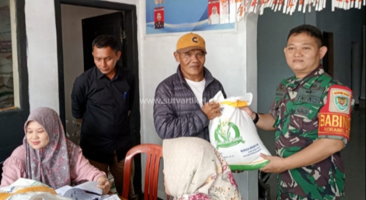 Pastikan Bantuan Tepat Sasaran, Babinsa Kutasirna Dampingi Penyaluran Bantuan Beras 10 Kg