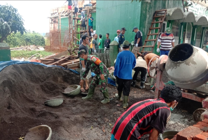 Anggota Koramil 0607-09/Cisaat Karya Bakti Bantu Pembangunan Masjid