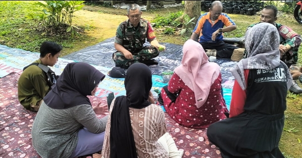 Danramil 0607-04/Kota Sukabumi Utara Komsos Dengan Warga, Himbau Tetap Jaga Kamtibmas Menjelang Pilkada