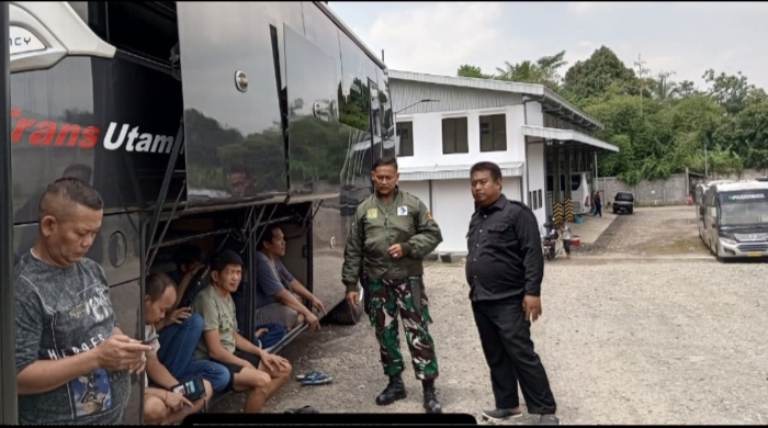 Meski Akhir Pekan, Babinsa Babakan Komsos dengan Warga Agar Selalu Menjaga Kesehatan