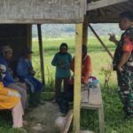 Komsos Babinsa Sirnaresmi dan Petani di Pinggir Sawah Guna Mendengarkan Keluhan dan Aspirasi Warga