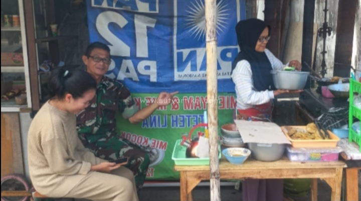 Sambangi Warung Gorengan dan Jajanan, Babinsa Padaasih Koramil 09/Cisaat Berikan Pendampingan UMKM