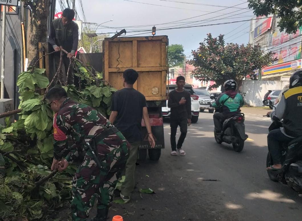 Babinsa Kel Subangjaya Dan Warga Bersihkan Pohon Tumbang di Jalan R.A Kosasih